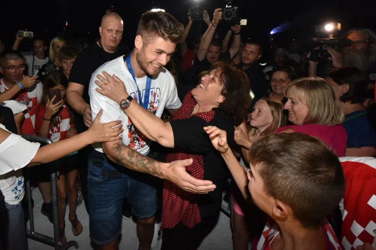 Hrvatska i dalje dočekuje svoje heroje: Pogledajte doček Duje Ćaleta