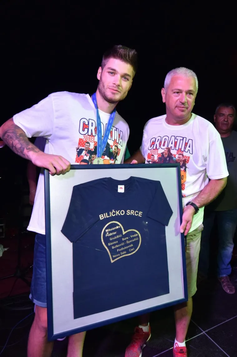 SPEKTAKULARNI DOČEK ĆALETE-CARA: Bilice napravile fe&scaron;tu za svog srebrnog Vatrenog