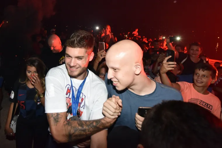 SPEKTAKULARNI DOČEK ĆALETE-CARA: Bilice napravile fe&scaron;tu za svog srebrnog Vatrenog