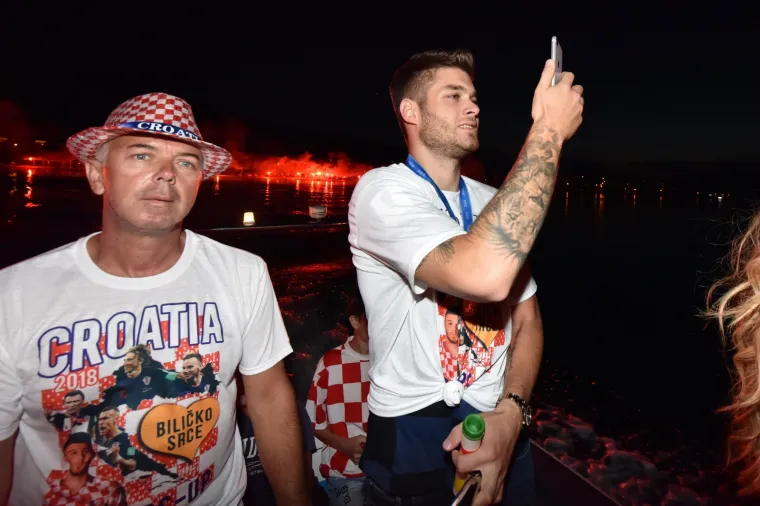 SPEKTAKULARNI DOČEK ĆALETE-CARA: Bilice napravile fe&scaron;tu za svog srebrnog Vatrenog