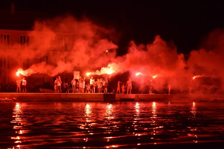 SPEKTAKULARNI DOČEK ĆALETE-CARA: Bilice napravile fe&scaron;tu za svog srebrnog Vatrenog