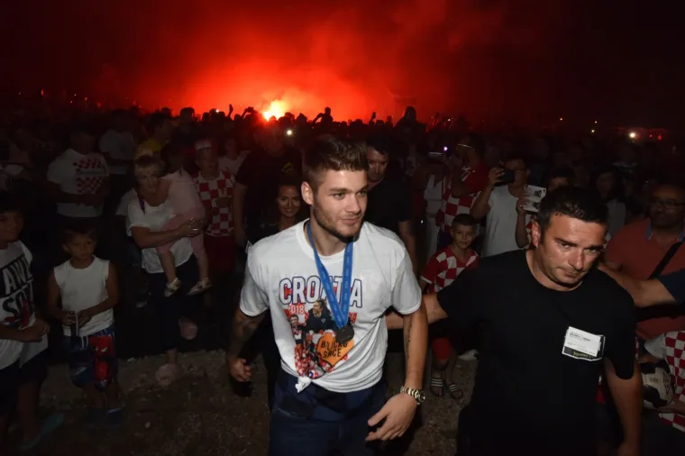 SPEKTAKULARNI DOČEK ĆALETE-CARA: Bilice napravile fe&scaron;tu za svog srebrnog Vatrenog