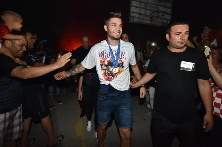 SPEKTAKULARNI DOČEK ĆALETE-CARA: Bilice napravile fe&scaron;tu za svog srebrnog Vatrenog