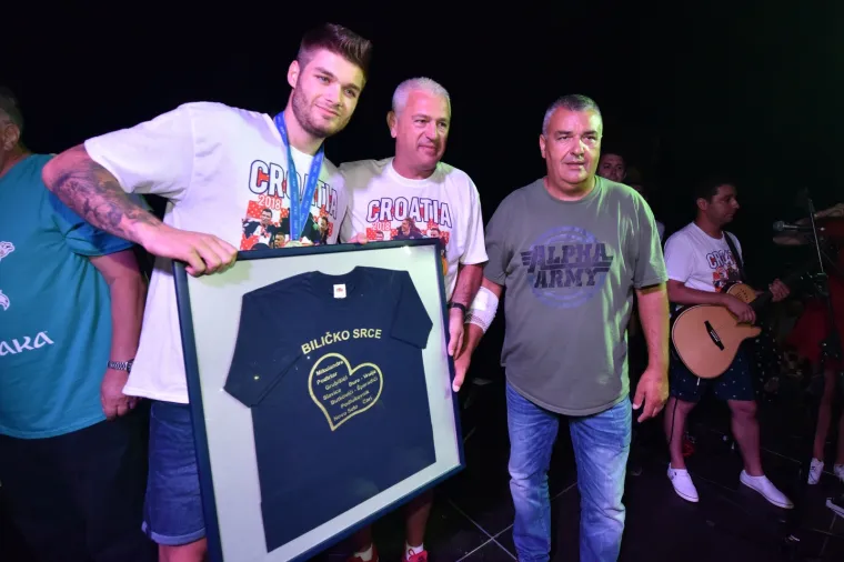 SPEKTAKULARNI DOČEK ĆALETE-CARA: Bilice napravile fe&scaron;tu za svog srebrnog Vatrenog