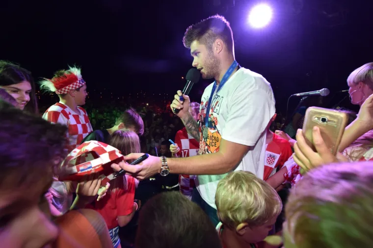 SPEKTAKULARNI DOČEK ĆALETE-CARA: Bilice napravile fe&scaron;tu za svog srebrnog Vatrenog