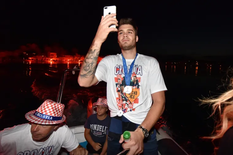 SPEKTAKULARNI DOČEK ĆALETE-CARA: Bilice napravile fe&scaron;tu za svog srebrnog Vatrenog