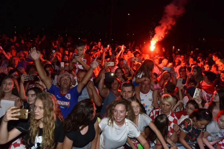 SPEKTAKULARNI DOČEK ĆALETE-CARA: Bilice napravile fe&scaron;tu za svog srebrnog Vatrenog