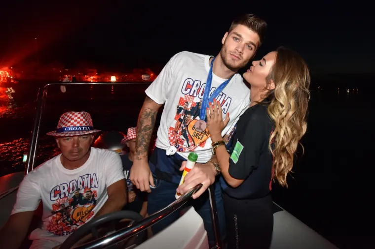 SPEKTAKULARNI DOČEK ĆALETE-CARA: Bilice napravile fe&scaron;tu za svog srebrnog Vatrenog