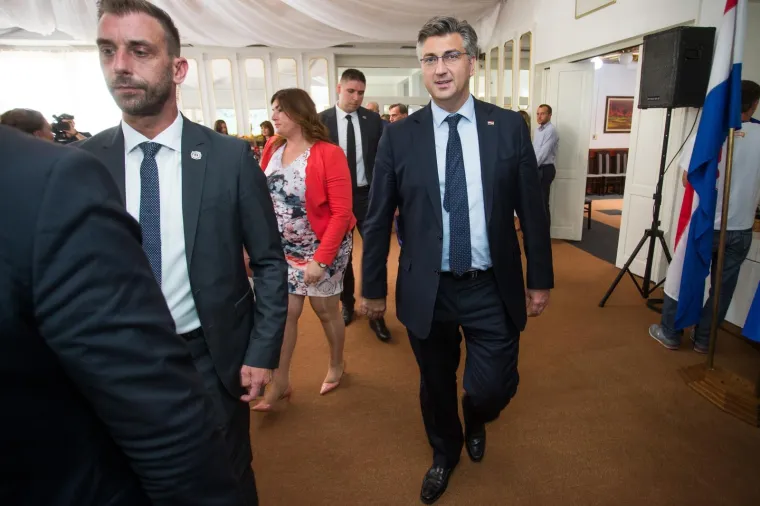 MINISTRICA IZNENADILA HRABROM ODJEVNOM KOMBINACIJOM: Je li njezina cvjetna haljina ipak malo prekratka?