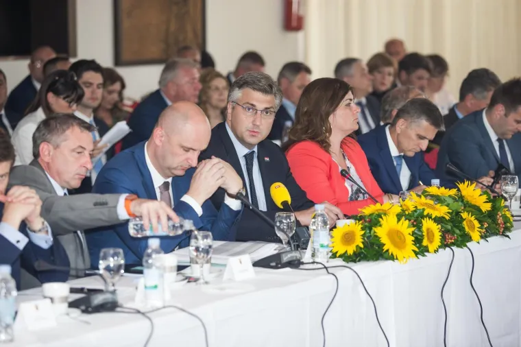 MINISTRICA IZNENADILA HRABROM ODJEVNOM KOMBINACIJOM: Je li njezina cvjetna haljina ipak malo prekratka?