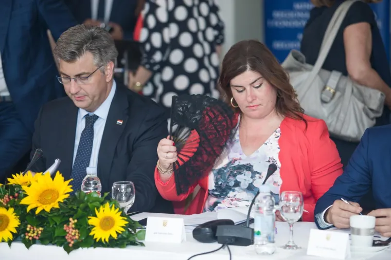 MINISTRICA IZNENADILA HRABROM ODJEVNOM KOMBINACIJOM: Je li njezina cvjetna haljina ipak malo prekratka?