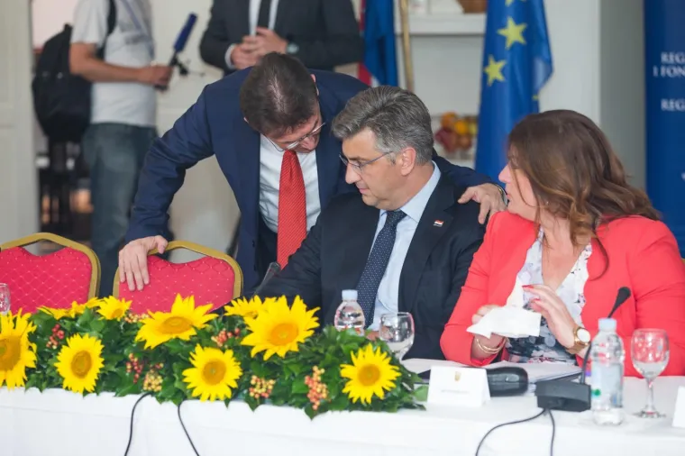 MINISTRICA IZNENADILA HRABROM ODJEVNOM KOMBINACIJOM: Je li njezina cvjetna haljina ipak malo prekratka?