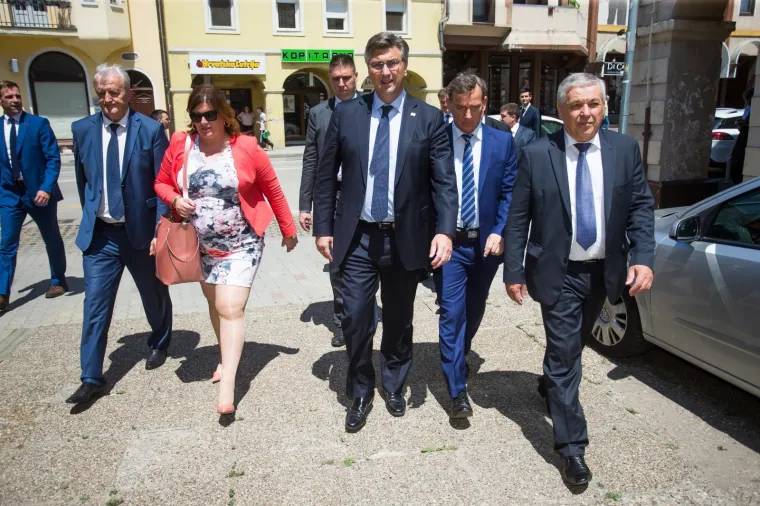 MINISTRICA IZNENADILA HRABROM ODJEVNOM KOMBINACIJOM: Je li njezina cvjetna haljina ipak malo prekratka?