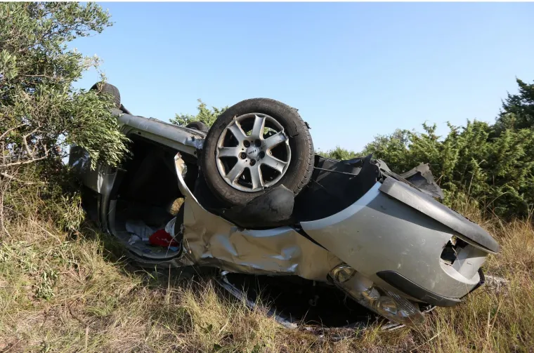 Pri slijetanju automobila s kolnika jedna osoba poginula