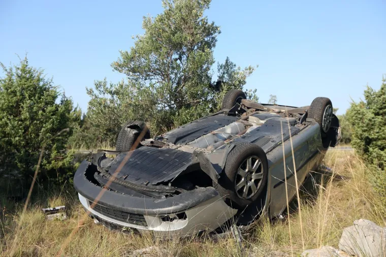 Pri slijetanju automobila s kolnika jedna osoba poginula