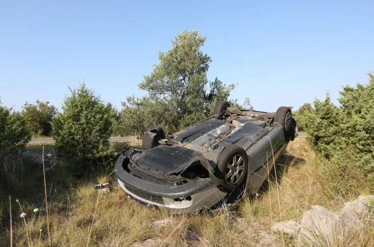 Pri slijetanju automobila s kolnika jedna osoba poginula