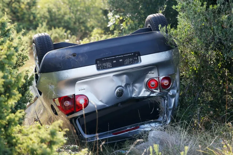 Pri slijetanju automobila s kolnika jedna osoba poginula