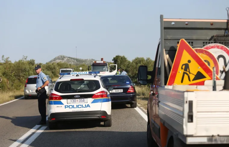 Pri slijetanju automobila s kolnika jedna osoba poginula