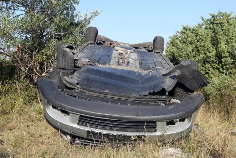 Pri slijetanju automobila s kolnika jedna osoba poginula