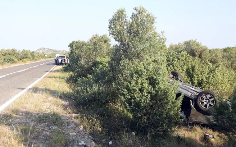 Pri slijetanju automobila s kolnika jedna osoba poginula