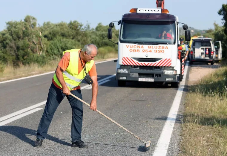 Pri slijetanju automobila s kolnika jedna osoba poginula
