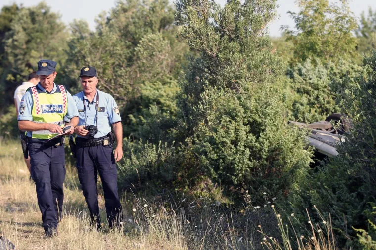 Pri slijetanju automobila s kolnika jedna osoba poginula