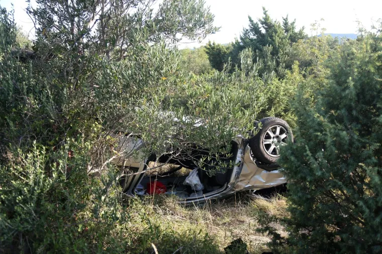 Pri slijetanju automobila s kolnika jedna osoba poginula