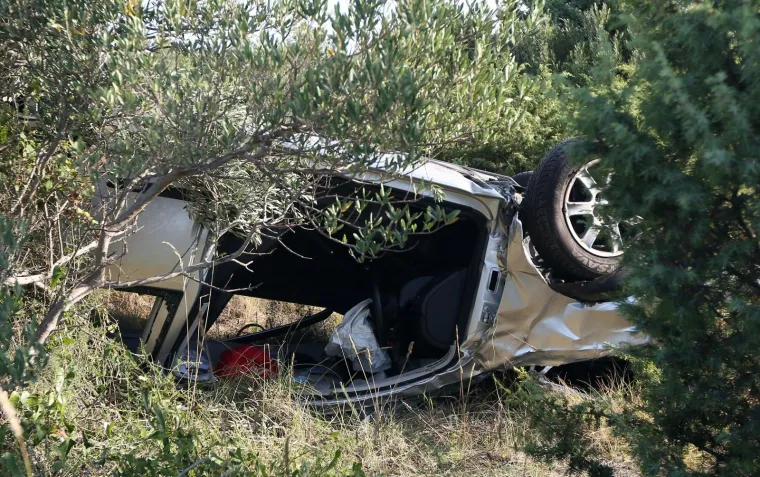 Pri slijetanju automobila s kolnika jedna osoba poginula