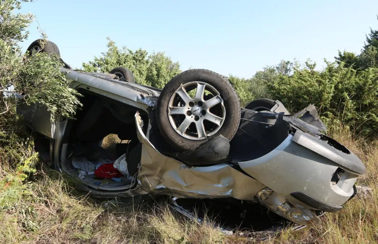 Pri slijetanju automobila s kolnika jedna osoba poginula
