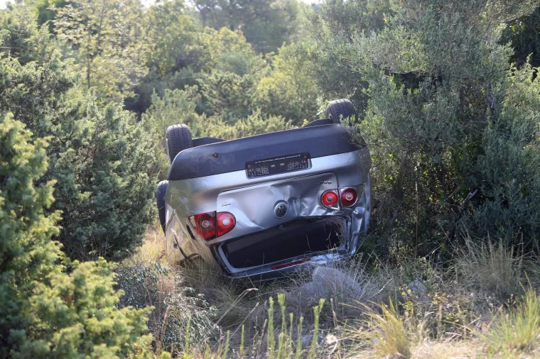 Pri slijetanju automobila s kolnika jedna osoba poginula