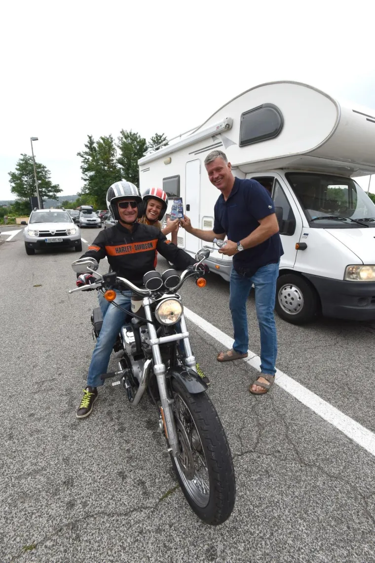 Akcija dijeljenja vode na graničnom prijelazu Plovanija