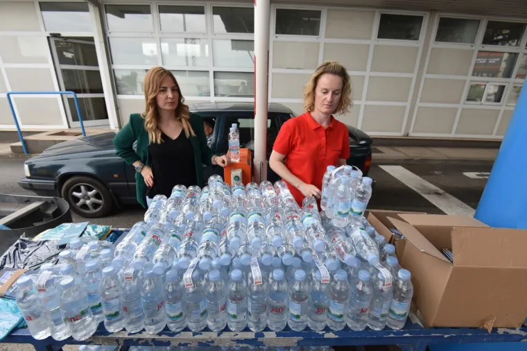 Akcija dijeljenja vode na graničnom prijelazu Plovanija