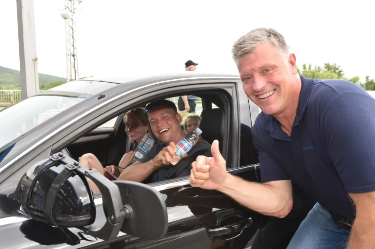 Akcija dijeljenja vode na graničnom prijelazu Plovanija