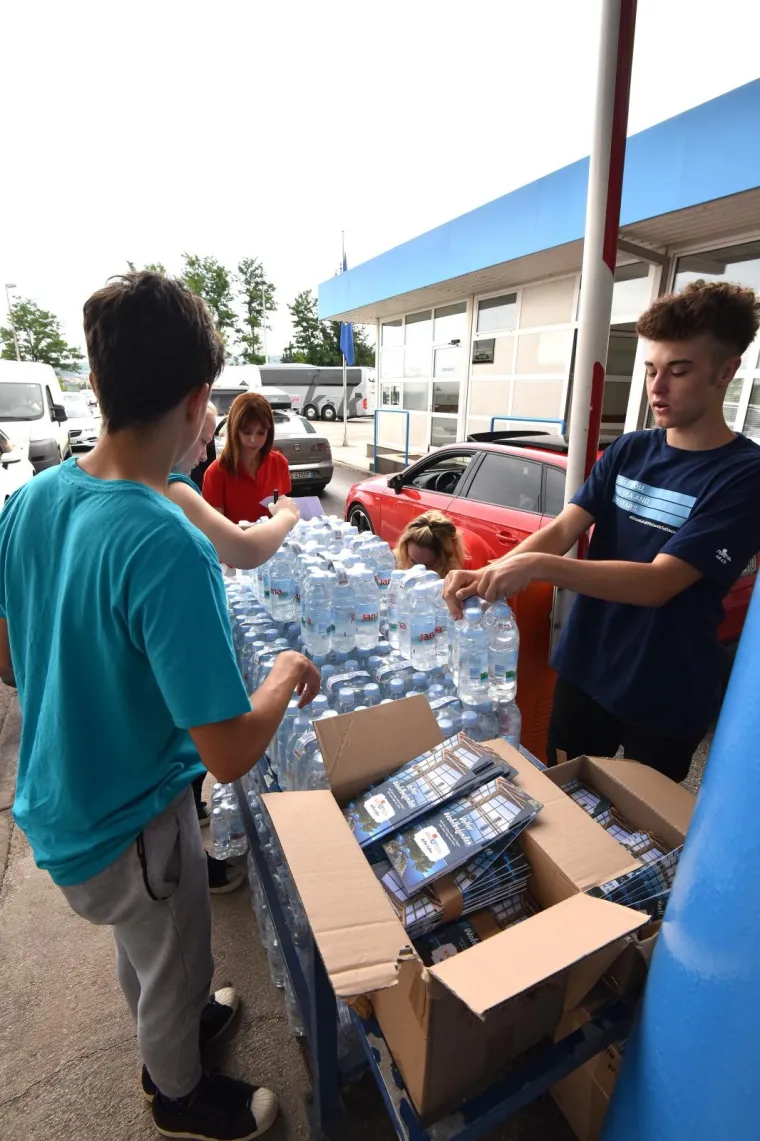 Akcija dijeljenja vode na graničnom prijelazu Plovanija