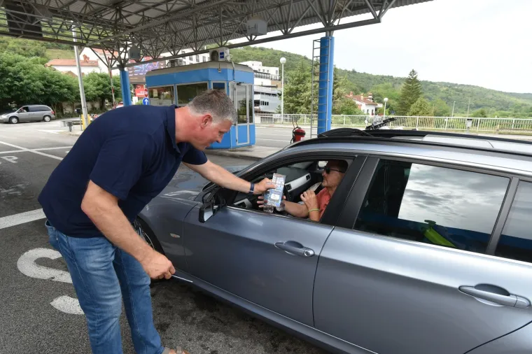 Akcija dijeljenja vode na graničnom prijelazu Plovanija