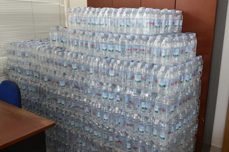 Akcija dijeljenja vode na graničnom prijelazu Plovanija