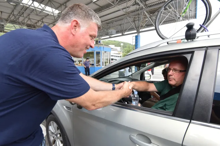 Akcija dijeljenja vode na graničnom prijelazu Plovanija