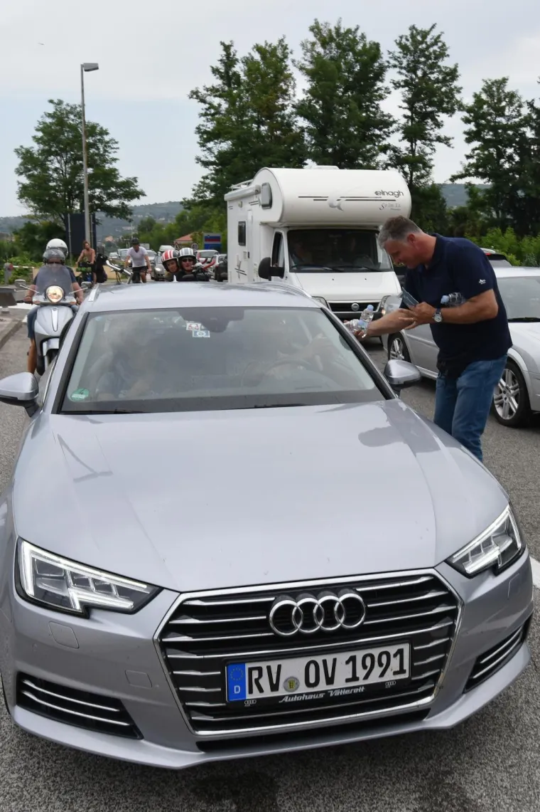 Akcija dijeljenja vode na graničnom prijelazu Plovanija