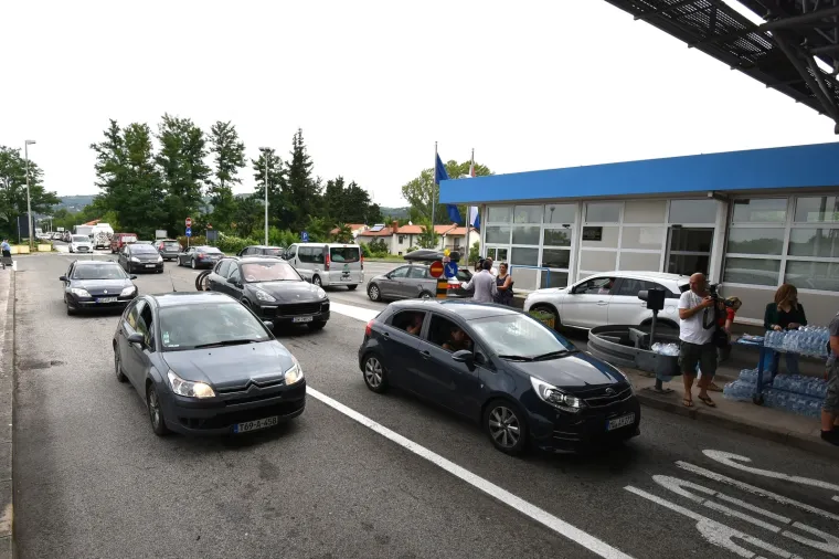 Akcija dijeljenja vode na graničnom prijelazu Plovanija