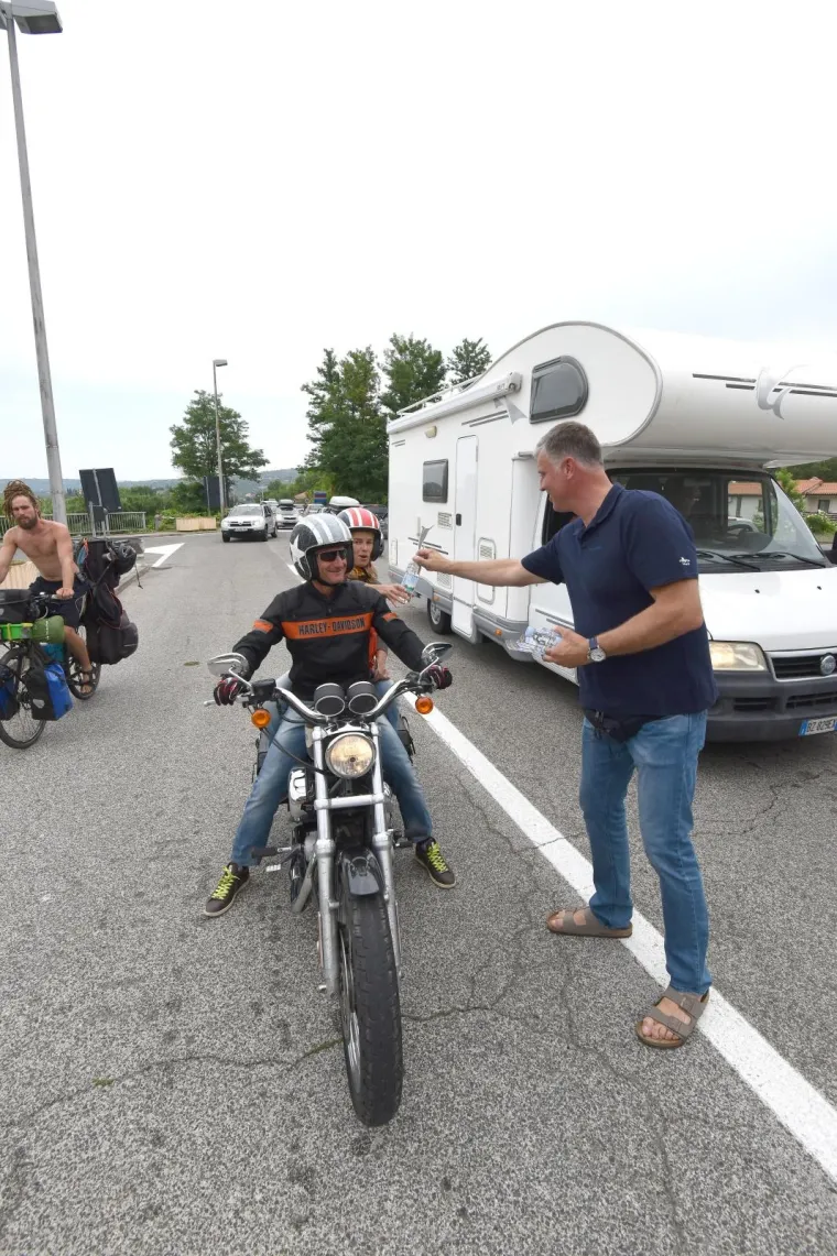 Akcija dijeljenja vode na graničnom prijelazu Plovanija