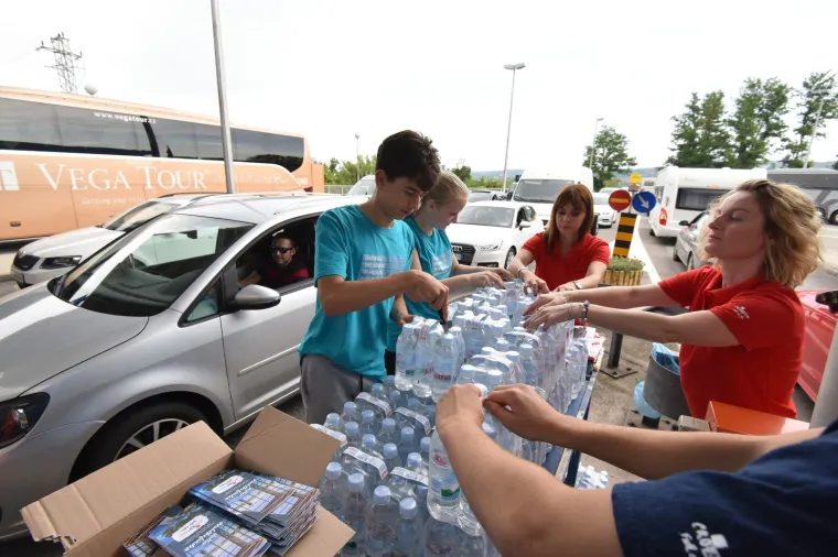 Akcija dijeljenja vode na graničnom prijelazu Plovanija
