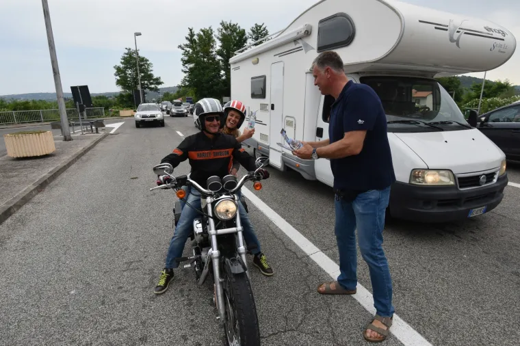 Akcija dijeljenja vode na graničnom prijelazu Plovanija