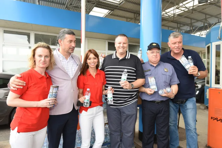 Akcija dijeljenja vode na graničnom prijelazu Plovanija