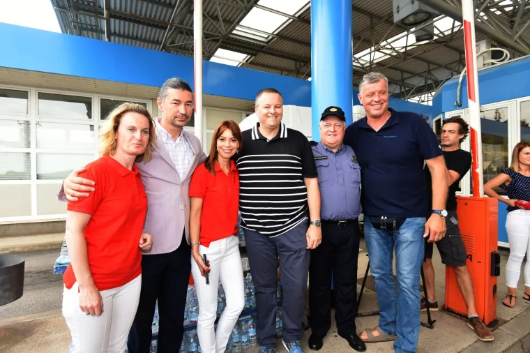 Akcija dijeljenja vode na graničnom prijelazu Plovanija