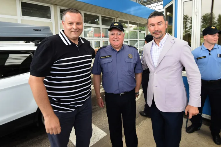 Akcija dijeljenja vode na graničnom prijelazu Plovanija