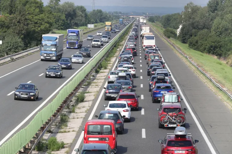 Na autocesti A1 Zagreb-Split-Ploče pojačan je priljev vozila kod naplatnih postaja Lučko u oba smjera.