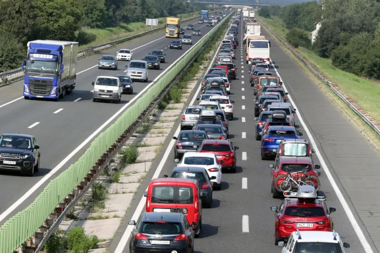 Na autocesti A1 Zagreb-Split-Ploče pojačan je priljev vozila kod naplatnih postaja Lučko u oba smjera.