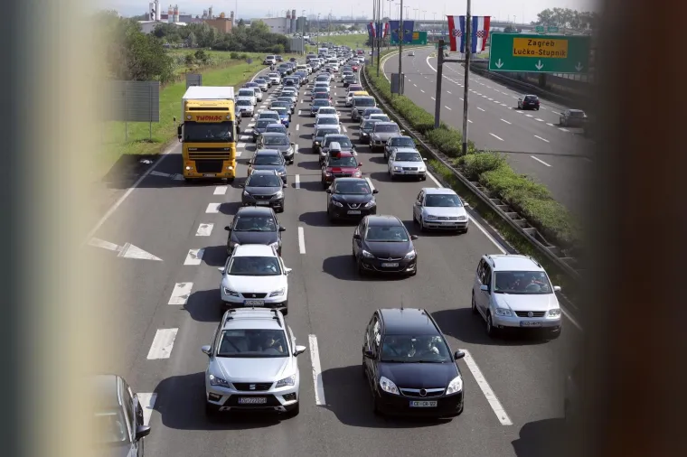 Na autocesti A1 Zagreb-Split-Ploče pojačan je priljev vozila kod naplatnih postaja Lučko u oba smjera.