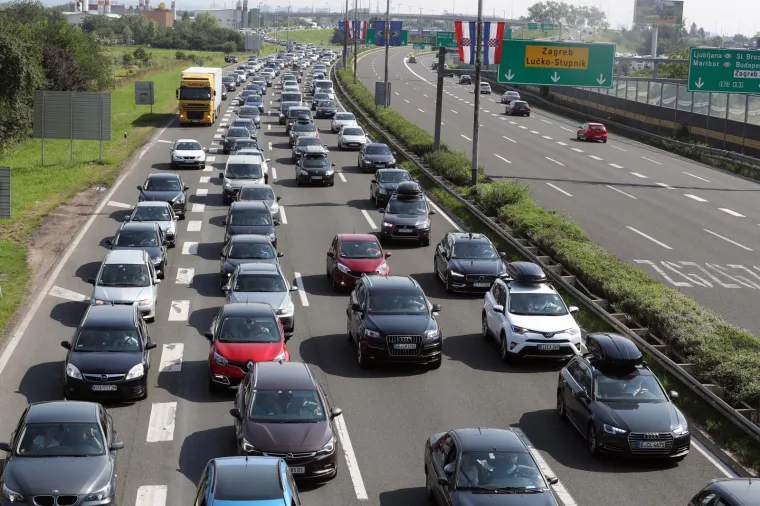 Na autocesti A1 Zagreb-Split-Ploče pojačan je priljev vozila kod naplatnih postaja Lučko u oba smjera.