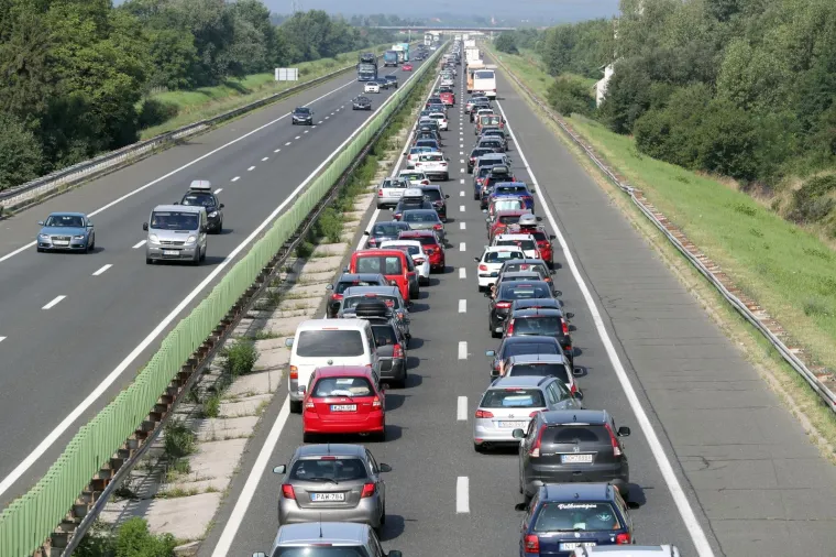 Na autocesti A1 Zagreb-Split-Ploče pojačan je priljev vozila kod naplatnih postaja Lučko u oba smjera.